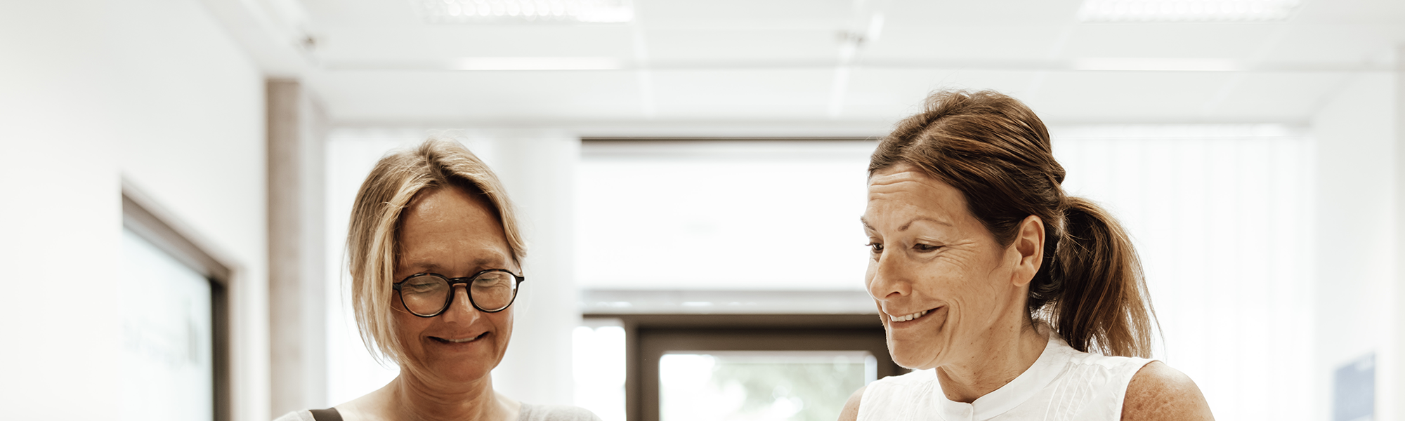 Zwei Frauen freuen sich